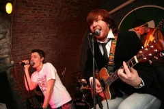 Белки на акации