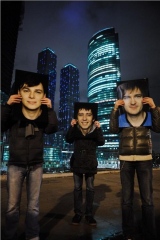 Невидимки смотрящие на ботинки